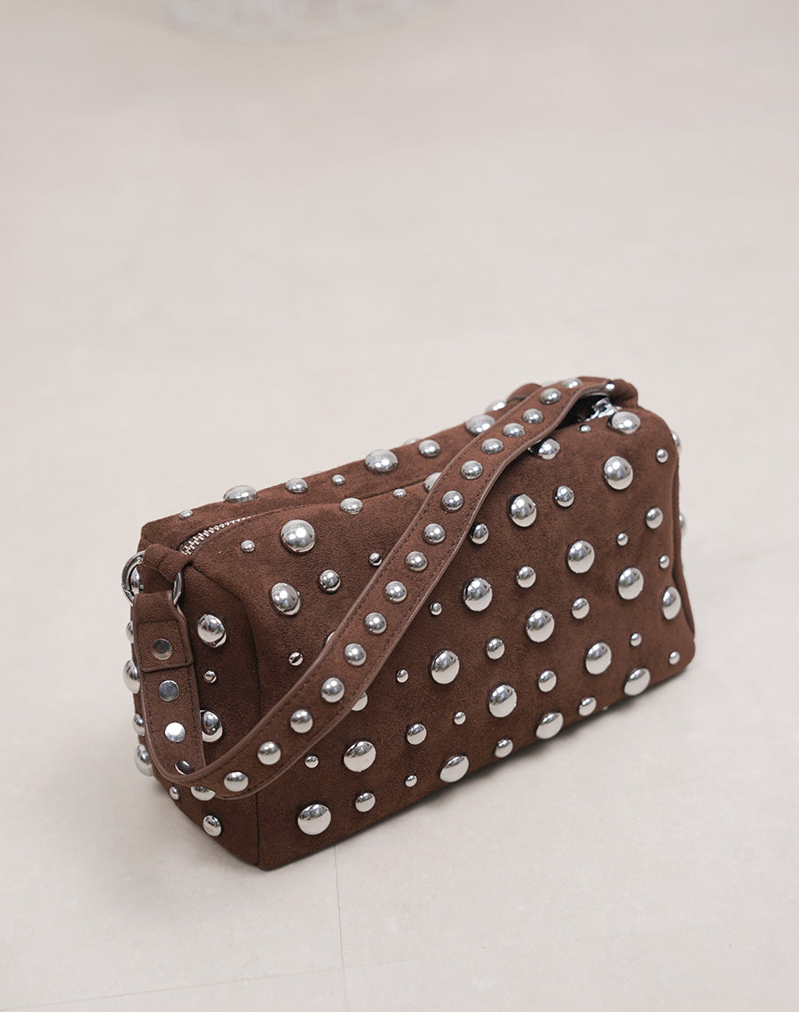 Sac pochette marron en suédine à clous argentés