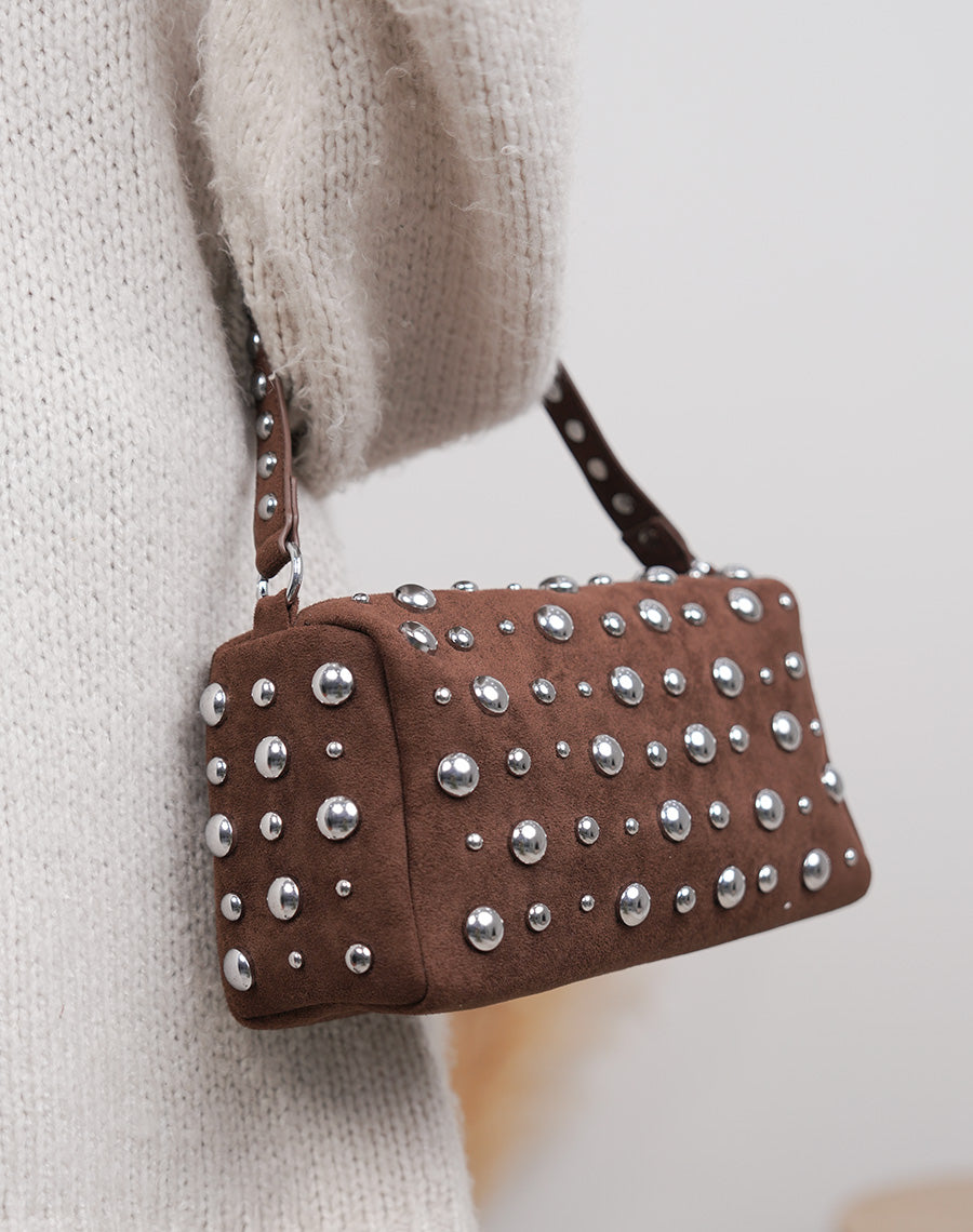 Sac pochette marron en suédine à clous argentés