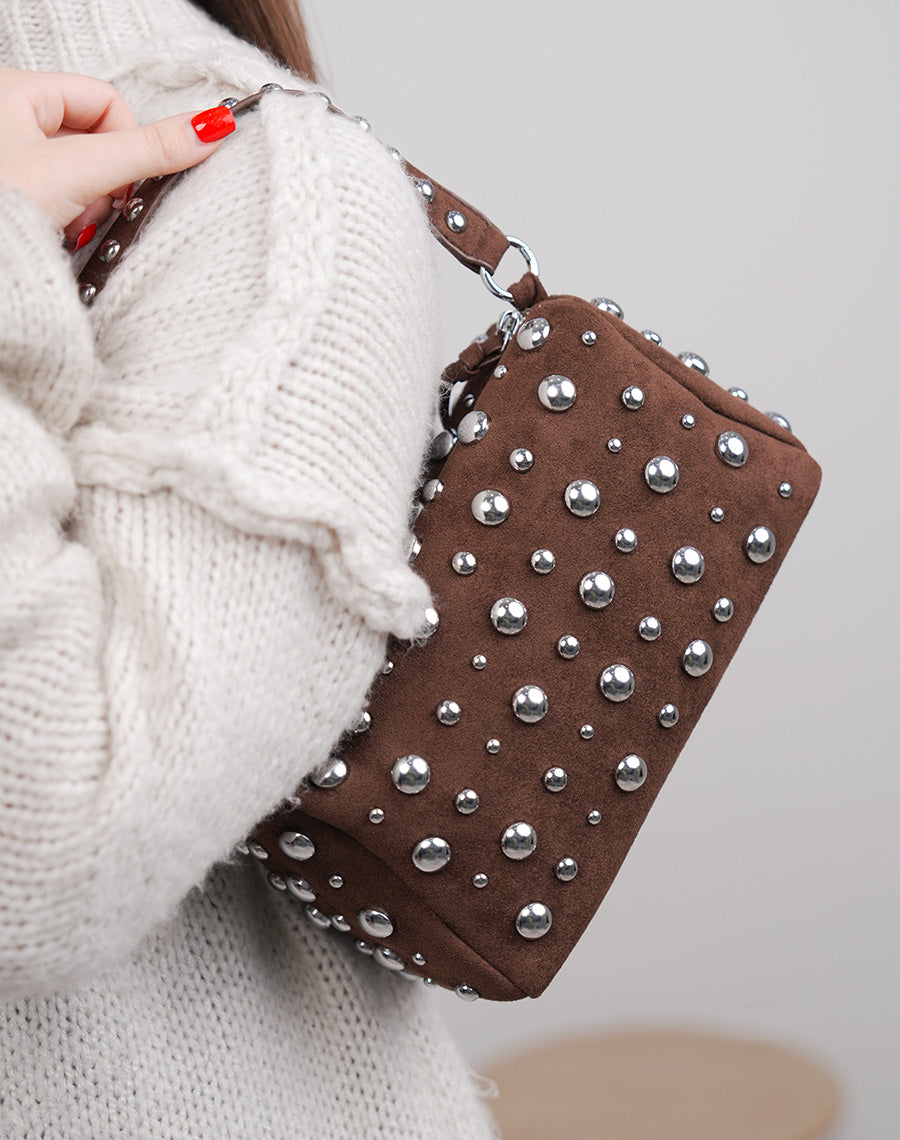 Sac pochette marron en suédine à clous argentés