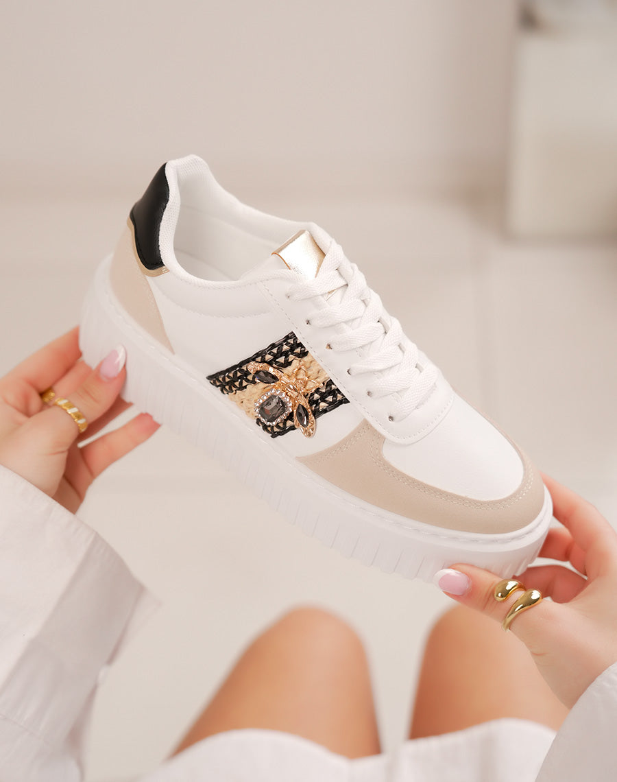 Baskets femme blanches à détails osier, suédine beige et bijou abeille doré