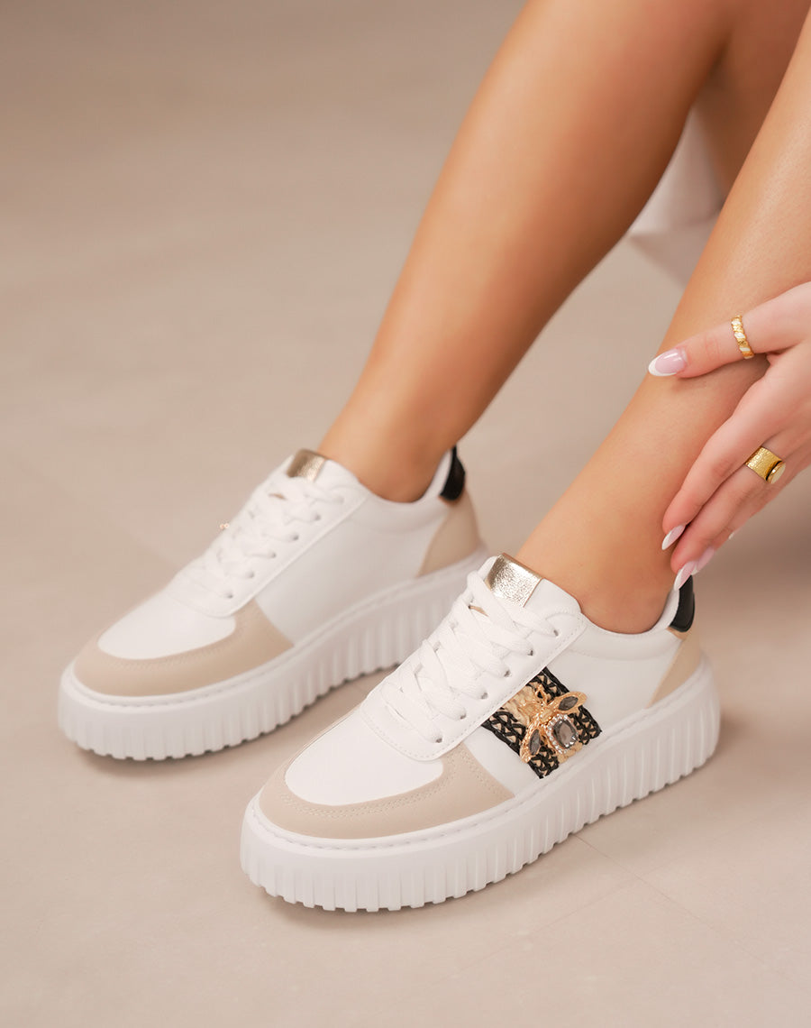Baskets femme blanches à détails osier, suédine beige et bijou abeille doré