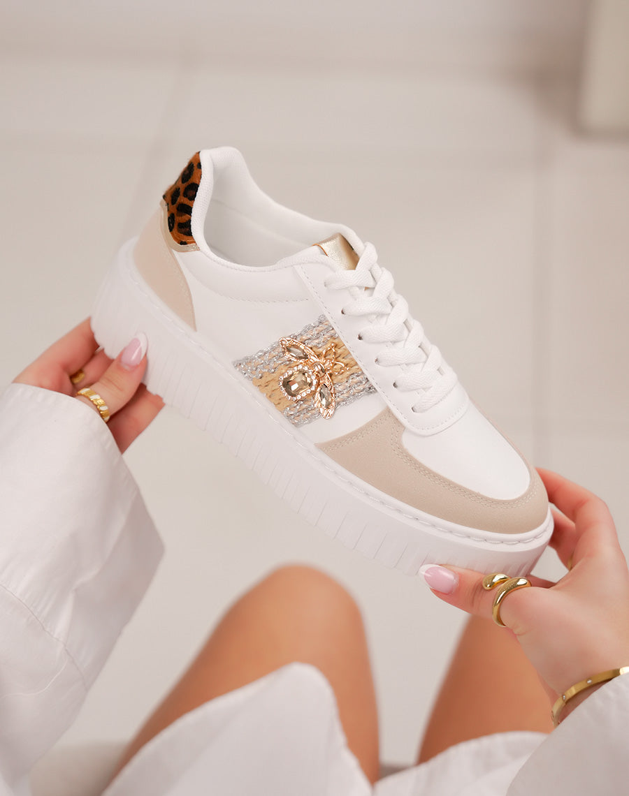 Baskets femme beige et léopard à détail osier, suédine et bijou abeille doré