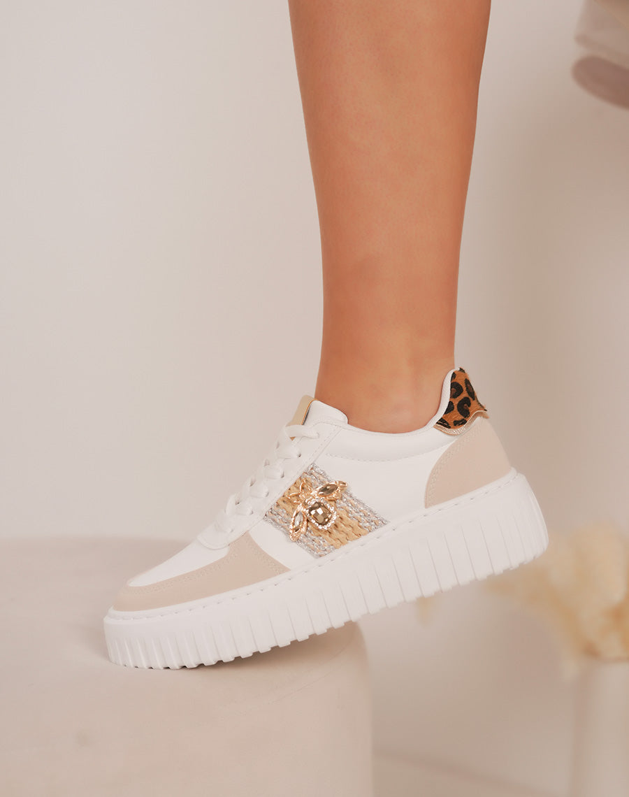 Baskets femme beige et léopard à détail osier, suédine et bijou abeille doré