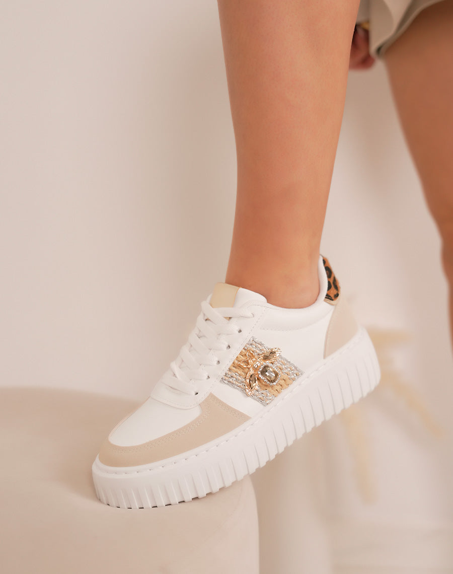 Baskets femme beige et léopard à détail osier, suédine et bijou abeille doré
