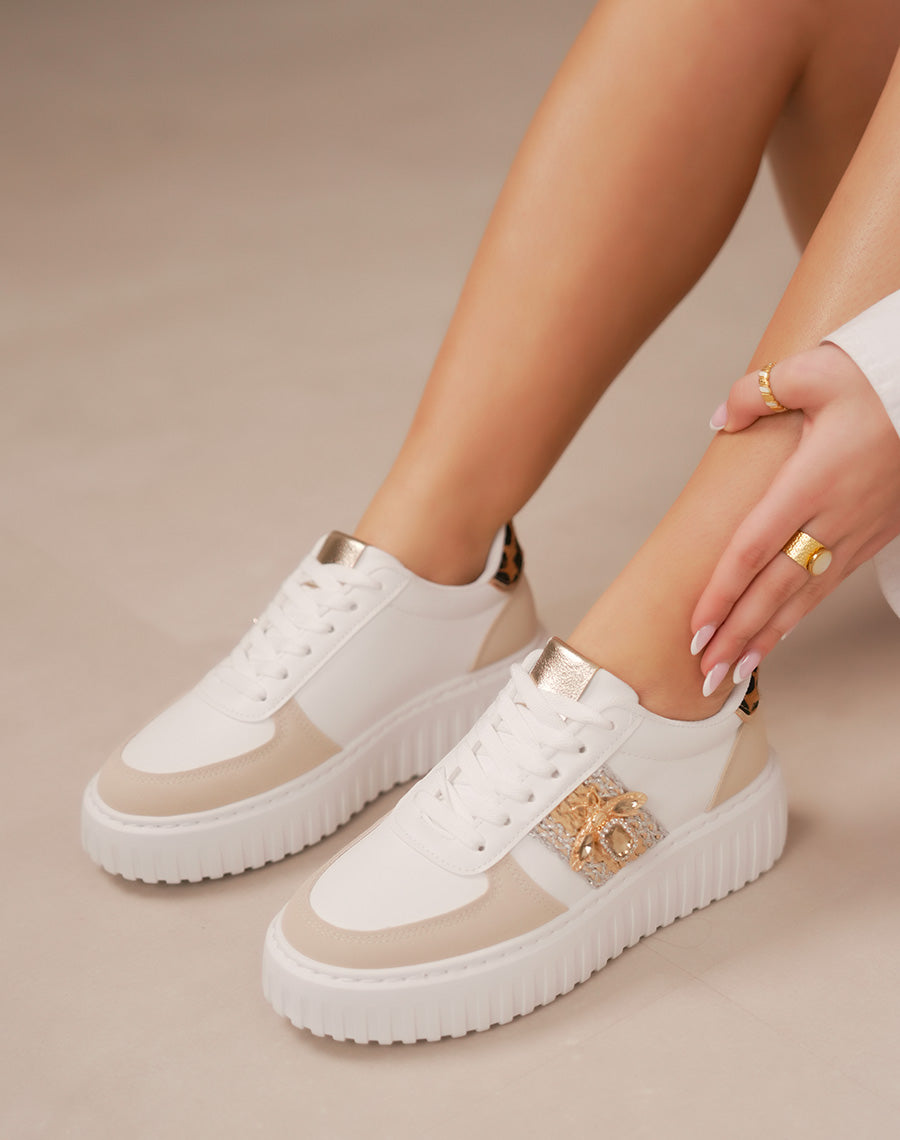 Baskets femme beige et léopard à détail osier, suédine et bijou abeille doré