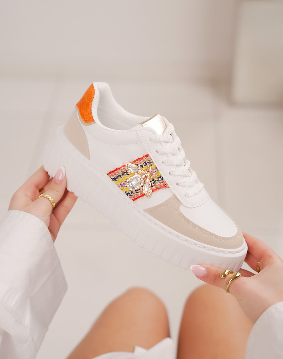 Baskets femme blanches et orange à bijou abeille et détail osier multicolore