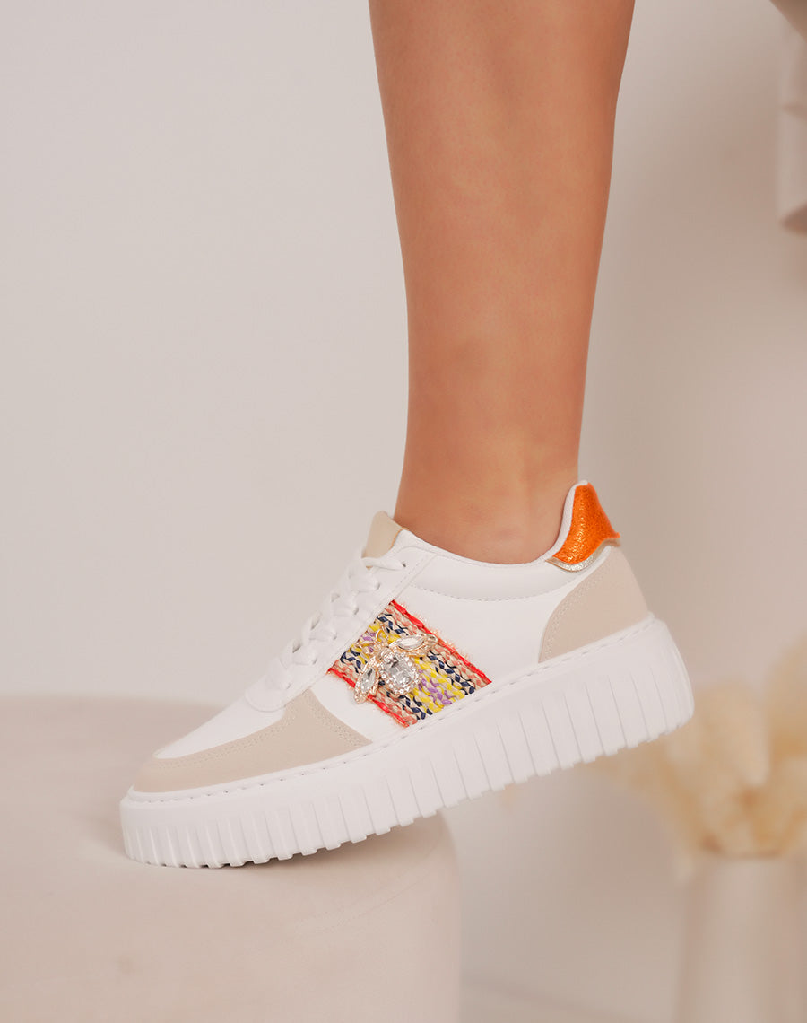 Baskets femme blanches et orange à bijou abeille et détail osier multicolore