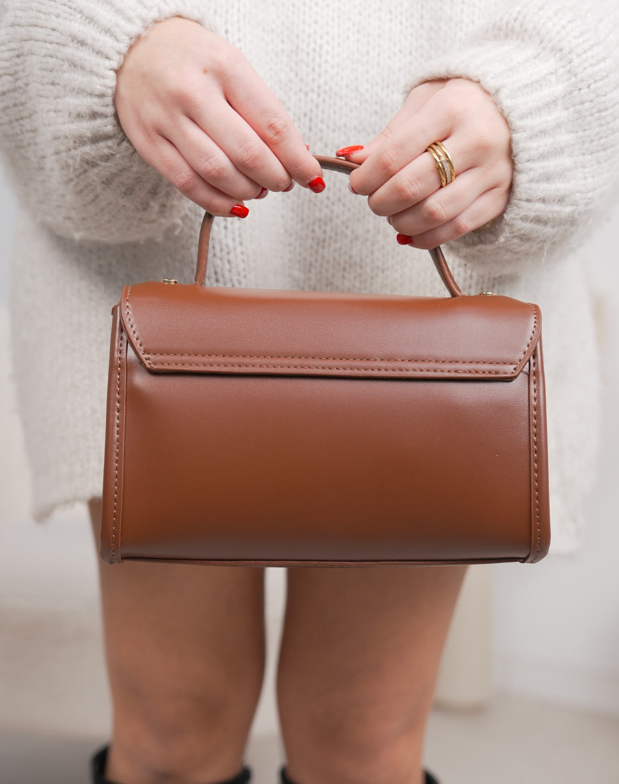 Sac camel foncé en similicuir avec fermeture tourniquet dorée