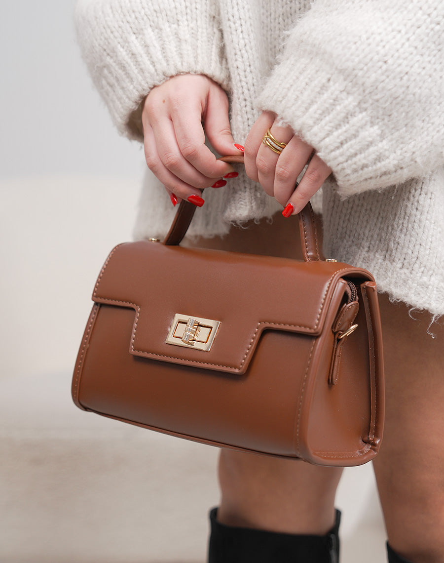 Sac camel foncé en similicuir avec fermeture tourniquet dorée