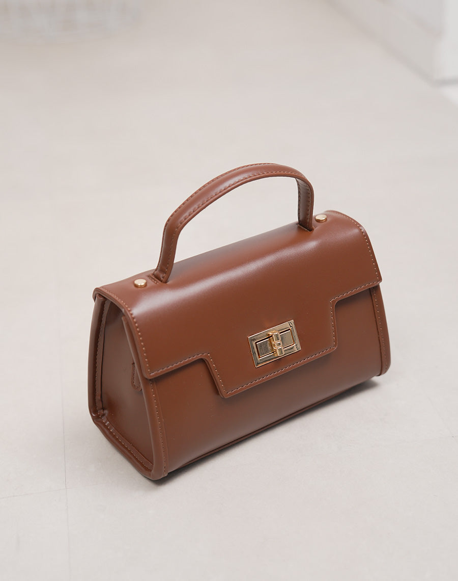 Sac camel foncé en similicuir avec fermeture tourniquet dorée