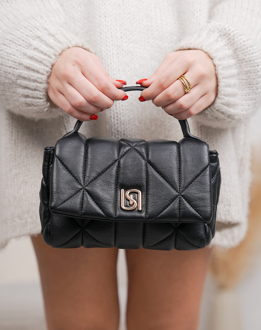 Petit sac noir matelassé avec détail doré et fermeture aimantée