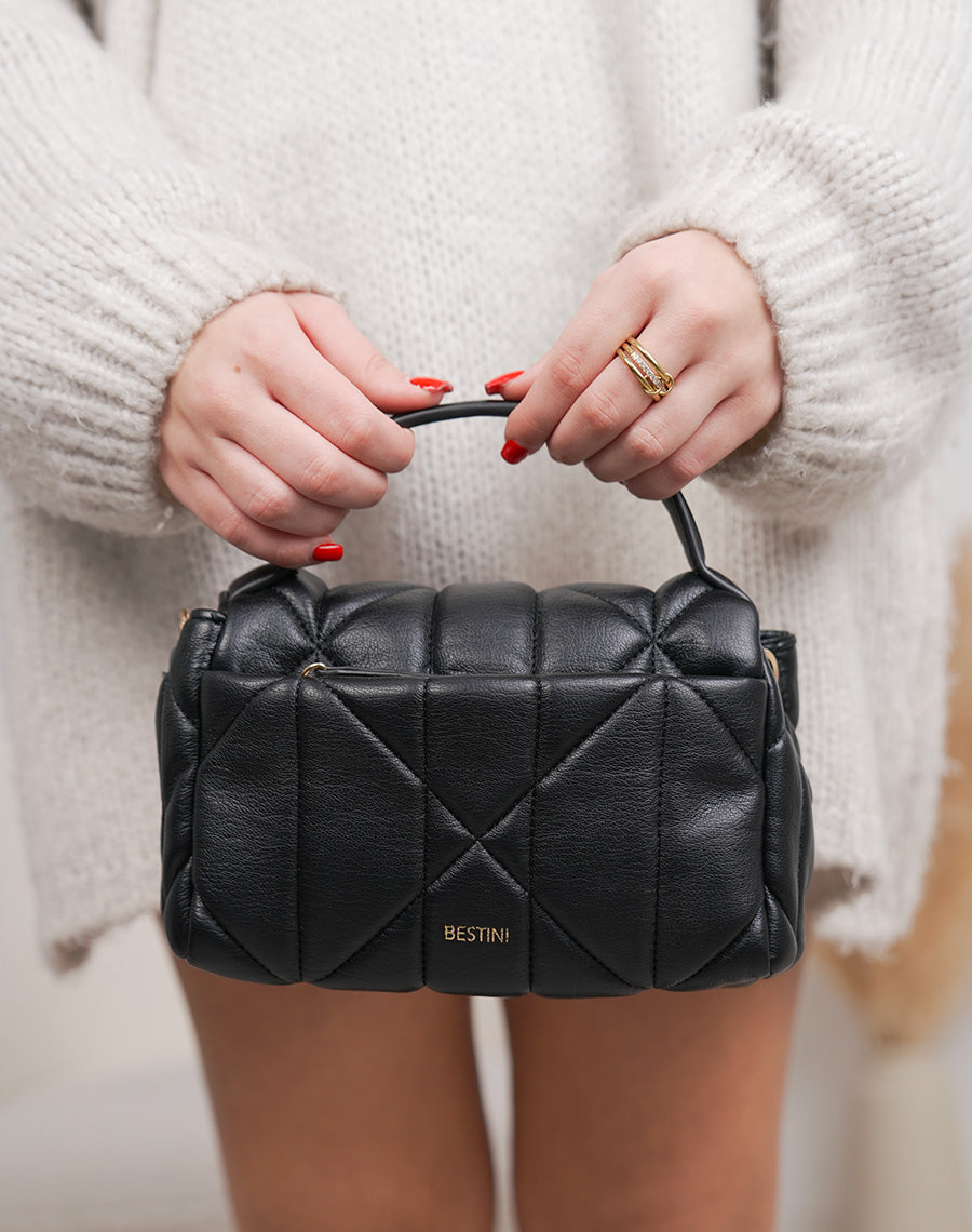 Petit sac noir matelassé avec détail doré et fermeture aimantée