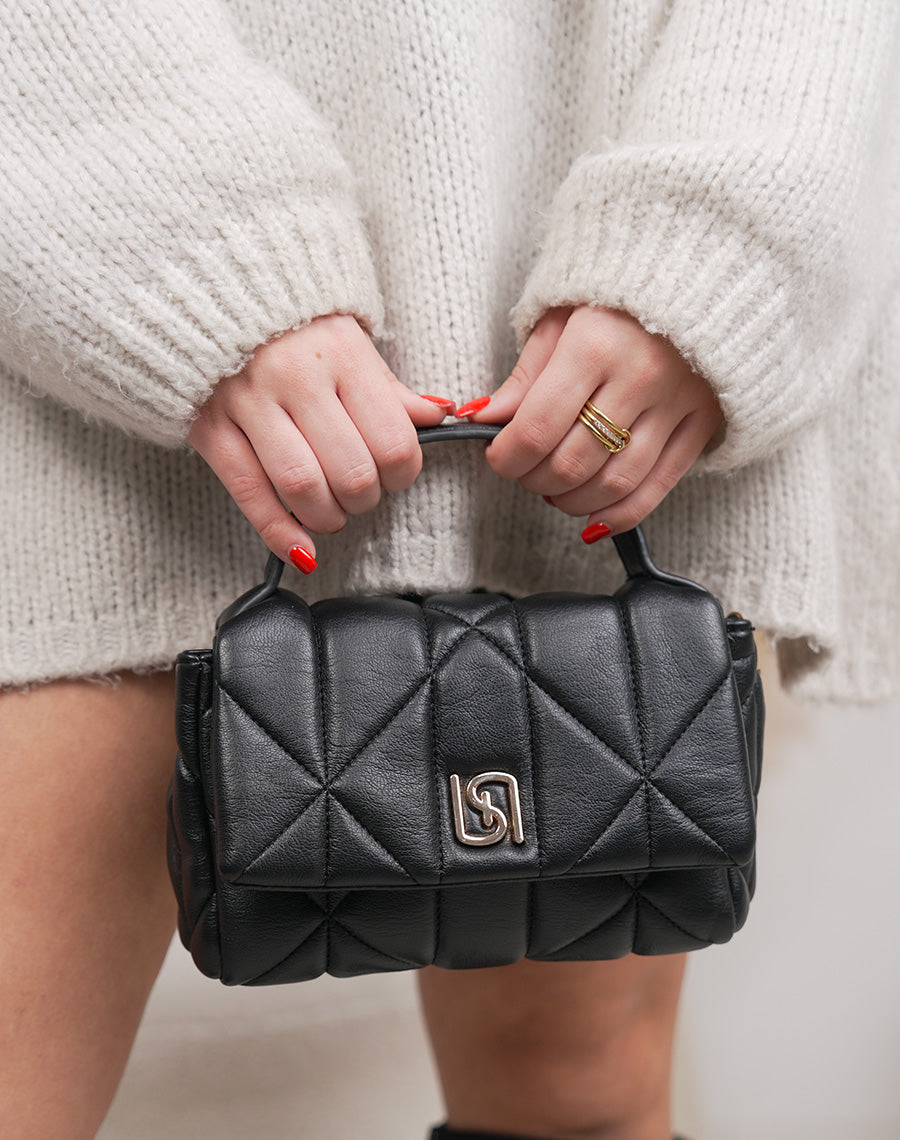 Petit sac noir matelassé avec détail doré et fermeture aimantée