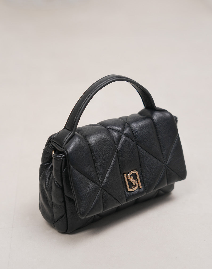 Petit sac noir matelassé avec détail doré et fermeture aimantée