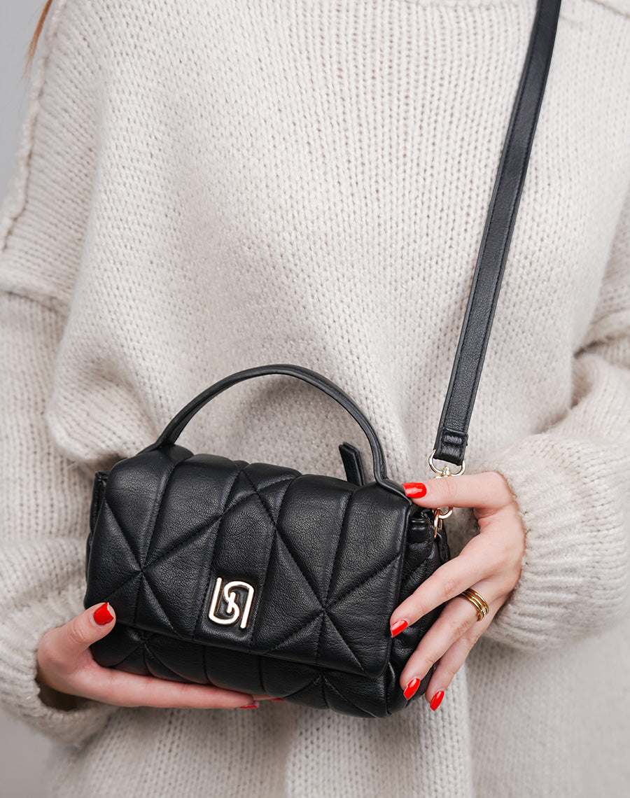 Petit sac noir matelassé avec détail doré et fermeture aimantée