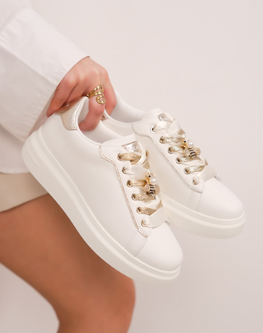 Baskets femme blanches à détail doré élégant et bijou amovible