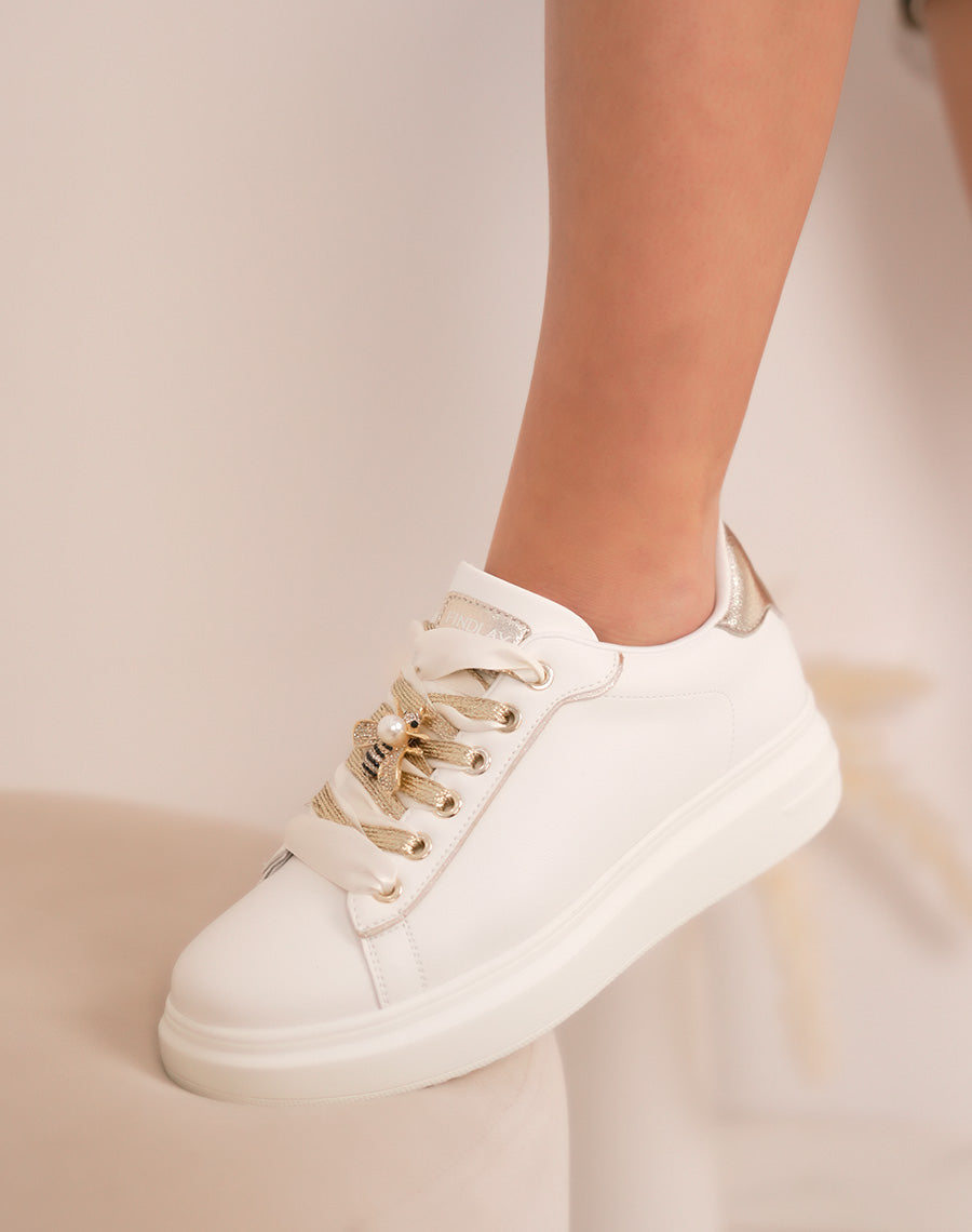 Baskets femme blanches à détail doré élégant et bijou amovible