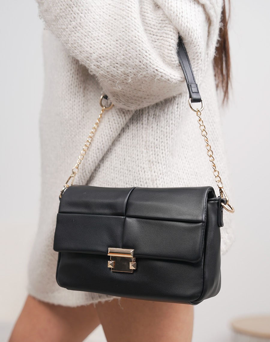 Sac noir matelassé avec fermeture aimantée dorée