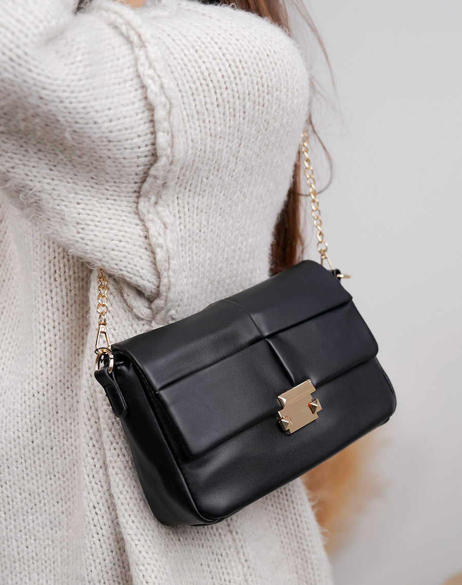 Sac noir matelassé avec fermeture aimantée dorée