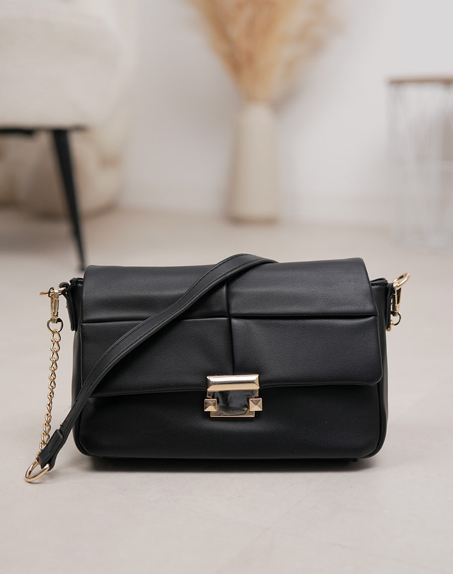 Sac noir matelassé avec fermeture aimantée dorée