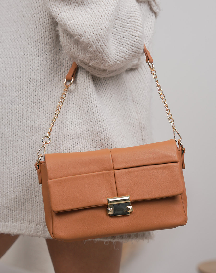 Sac camel matelassé avec fermeture aimantée dorée