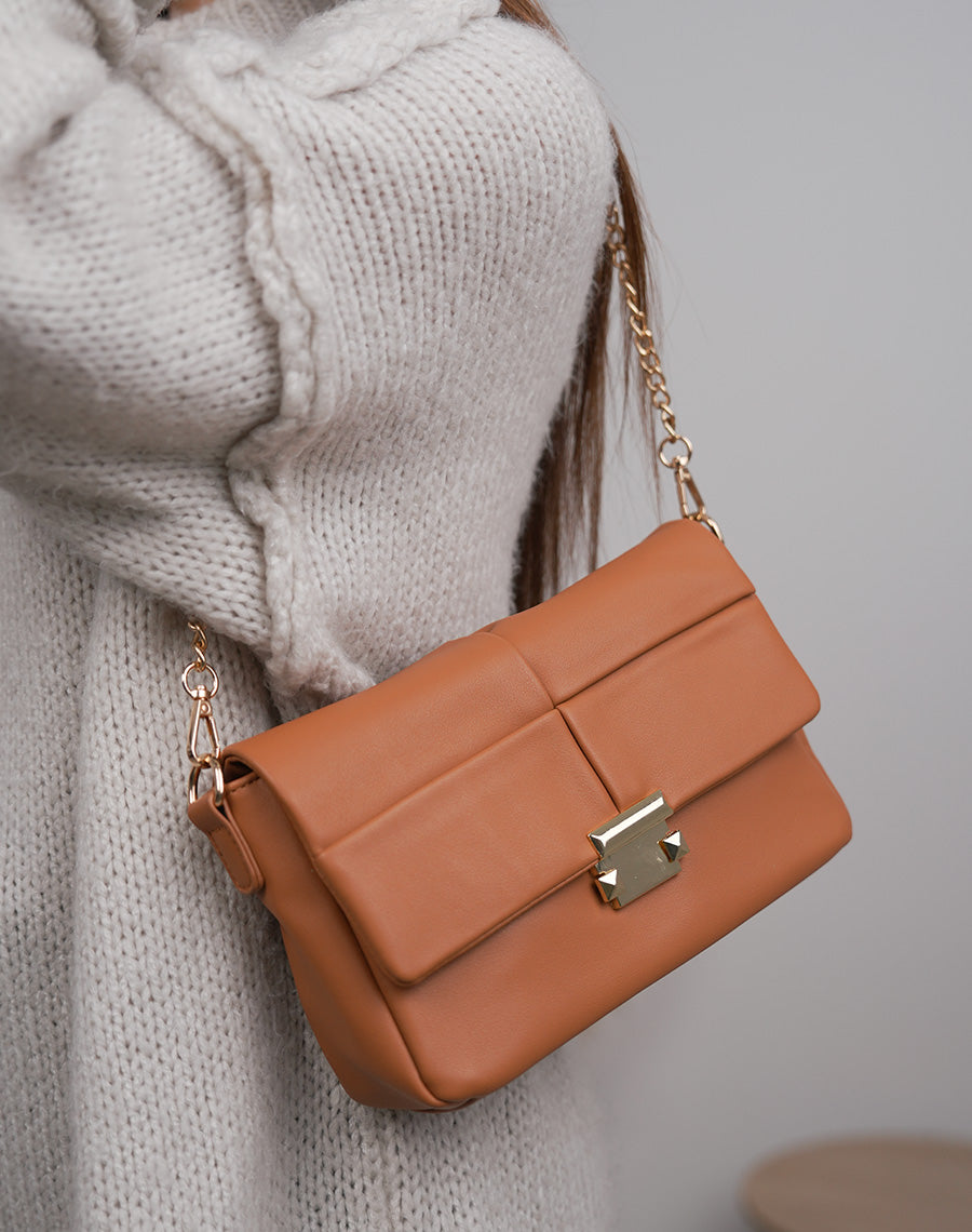 Sac camel matelassé avec fermeture aimantée dorée