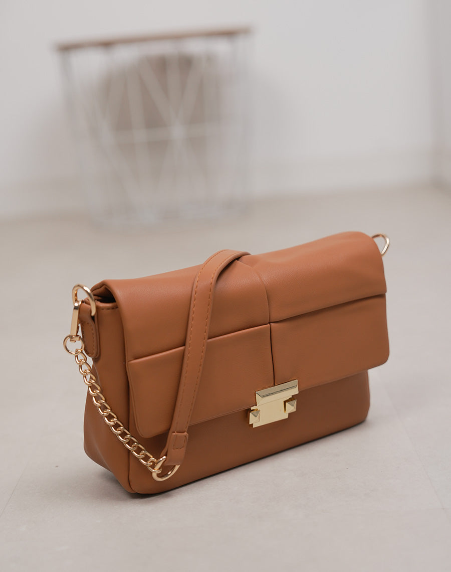 Sac camel matelassé avec fermeture aimantée dorée