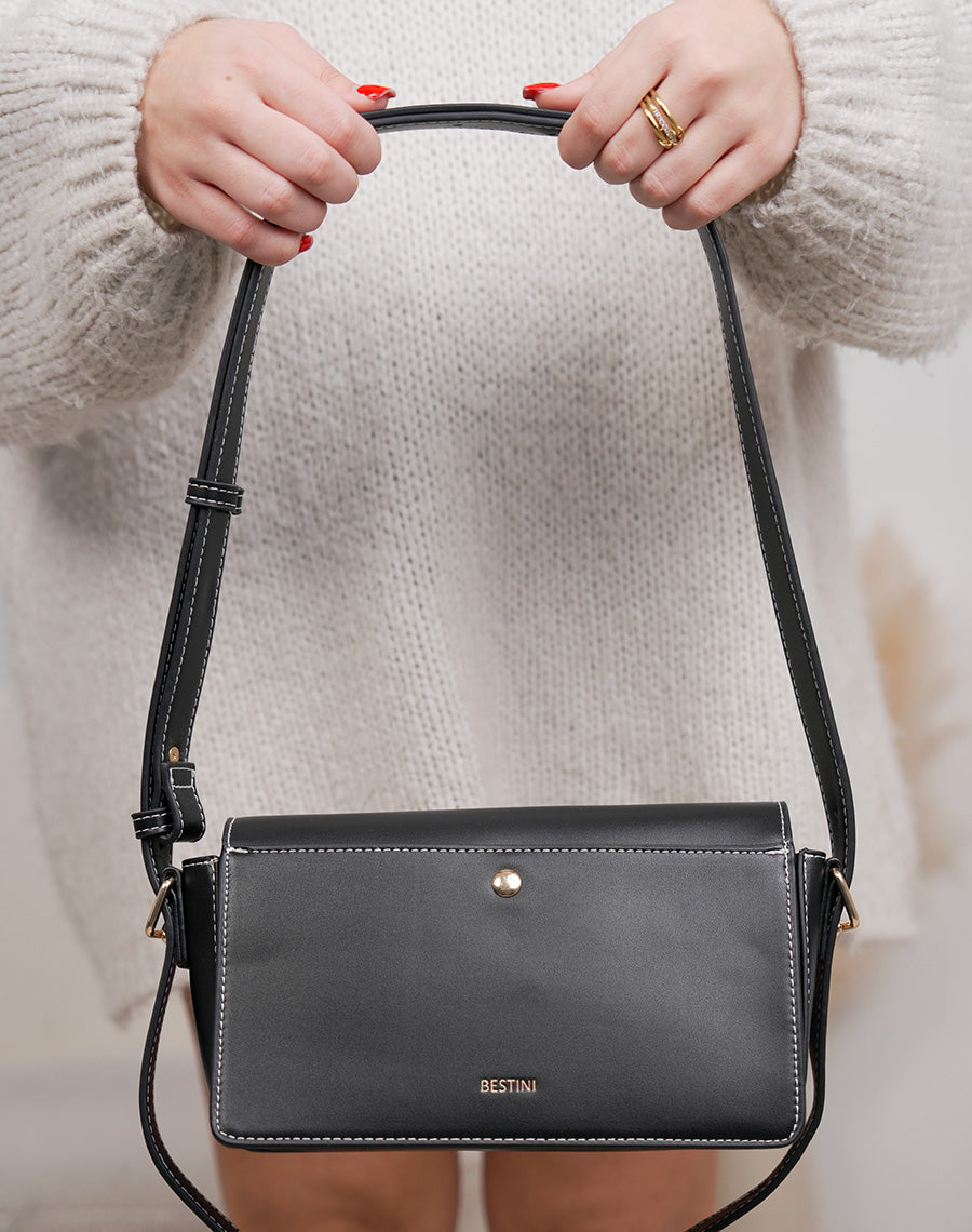 Sac noir à détail doré avec fermeture aimantée