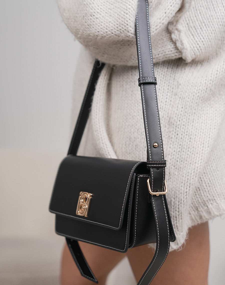 Sac noir à détail doré avec fermeture aimantée