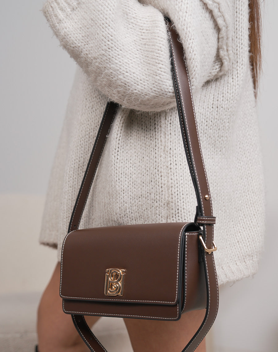 Sac marron à détail doré avec fermeture aimantée