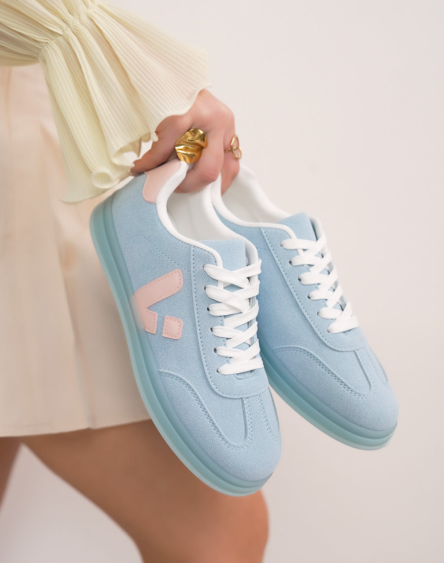Basket femme bleu clair tendance en suédine avec détails rose pâle
