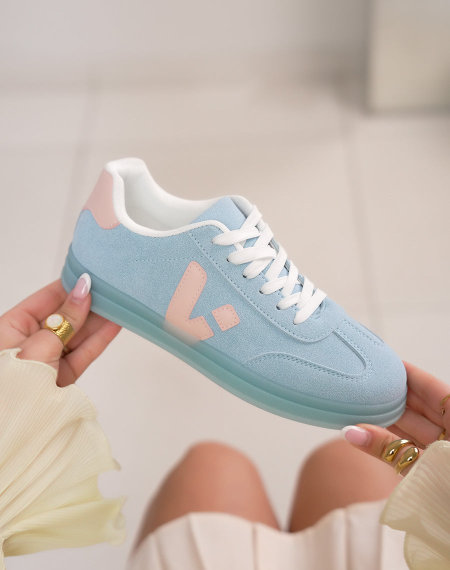 Basket femme bleu clair tendance en suédine avec détails rose pâle