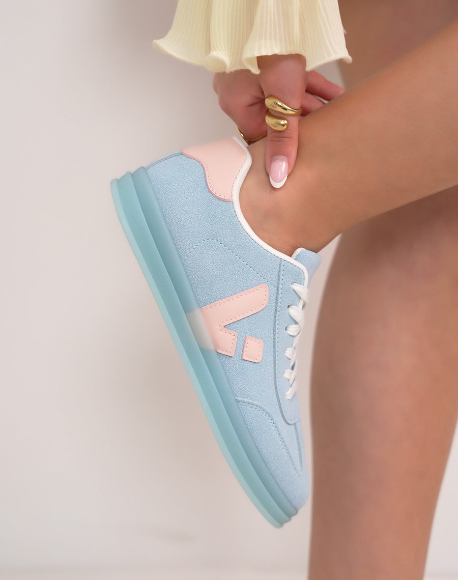 Basket femme bleu clair tendance en suédine avec détails rose pâle