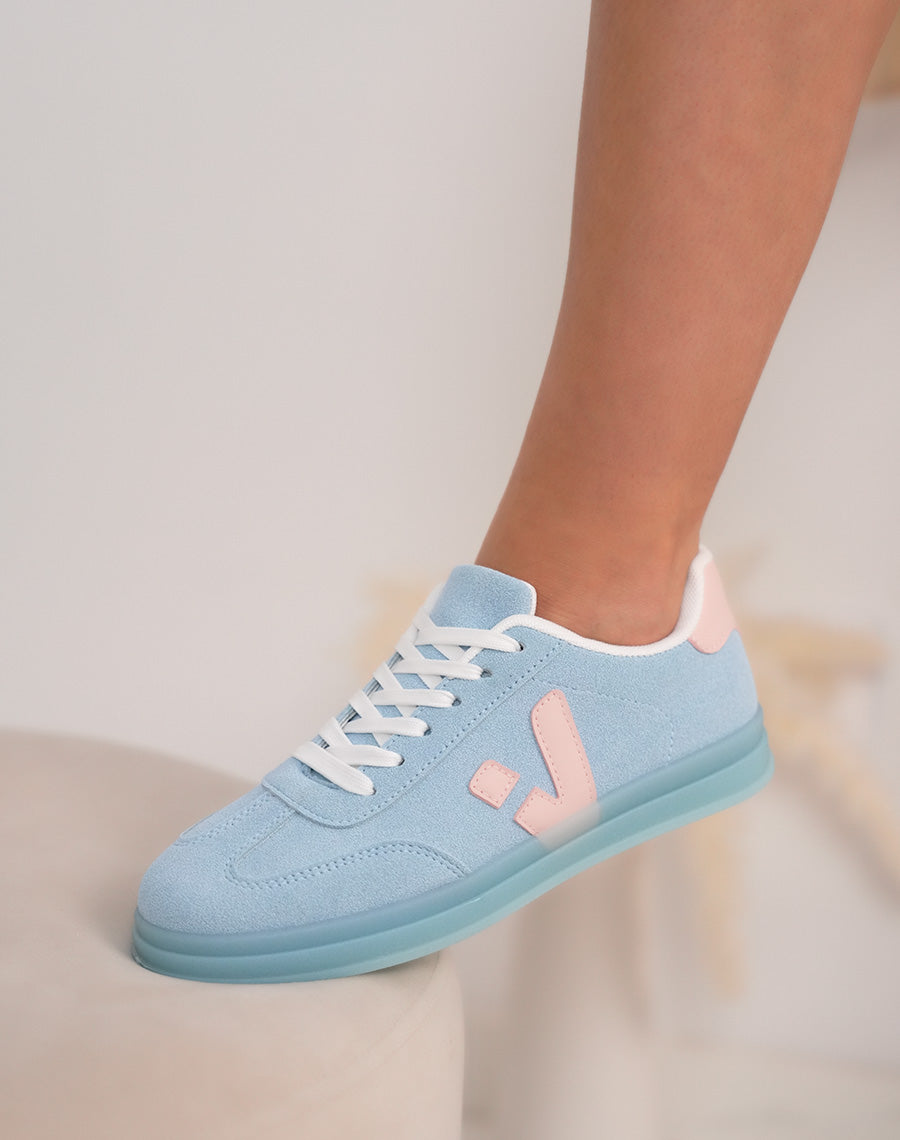 Basket femme bleu clair tendance en suédine avec détails rose pâle