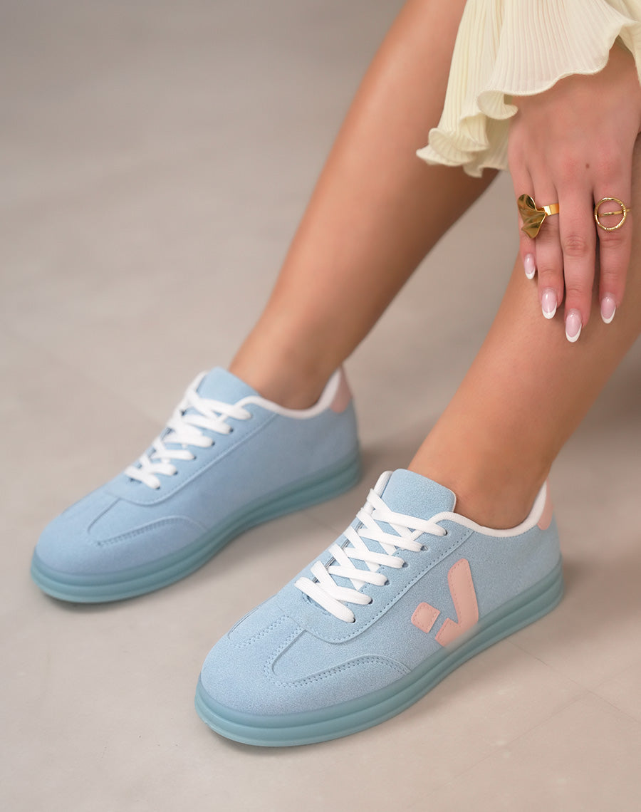 Basket femme bleu clair tendance en suédine avec détails rose pâle