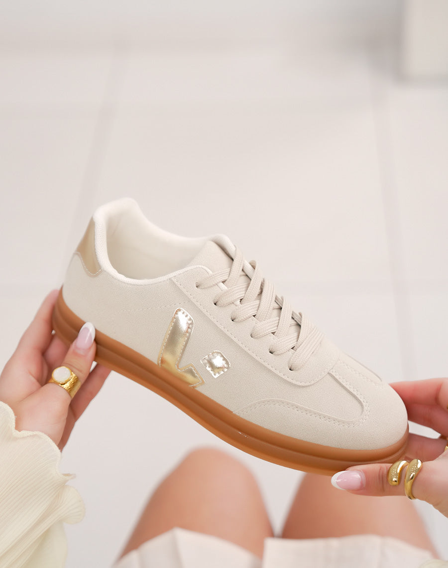 Basket femme beige élégante en suédine avec détails dorés et semelle marron