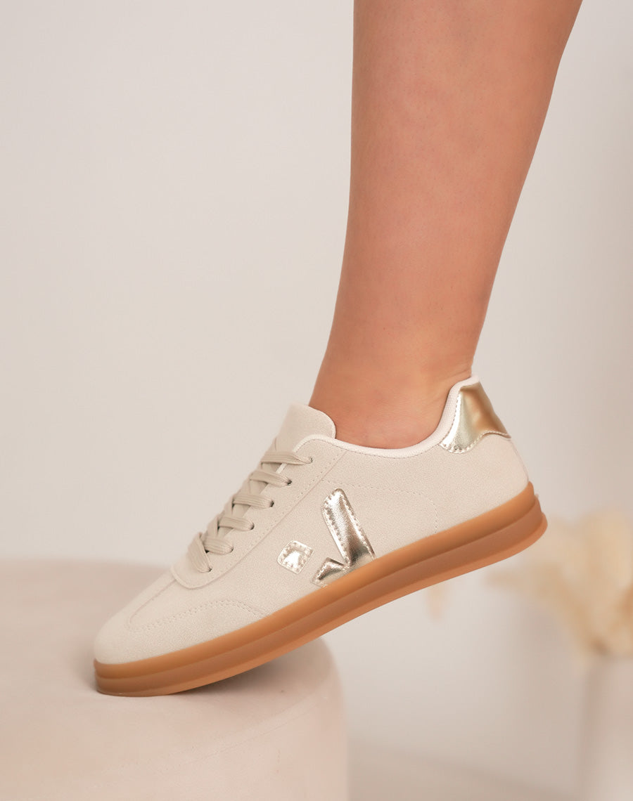 Basket femme beige élégante en suédine avec détails dorés et semelle marron