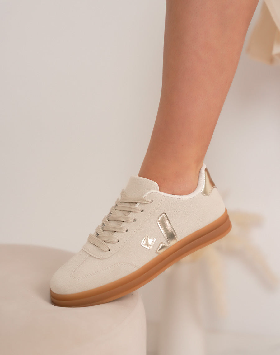 Basket femme beige élégante en suédine avec détails dorés et semelle marron