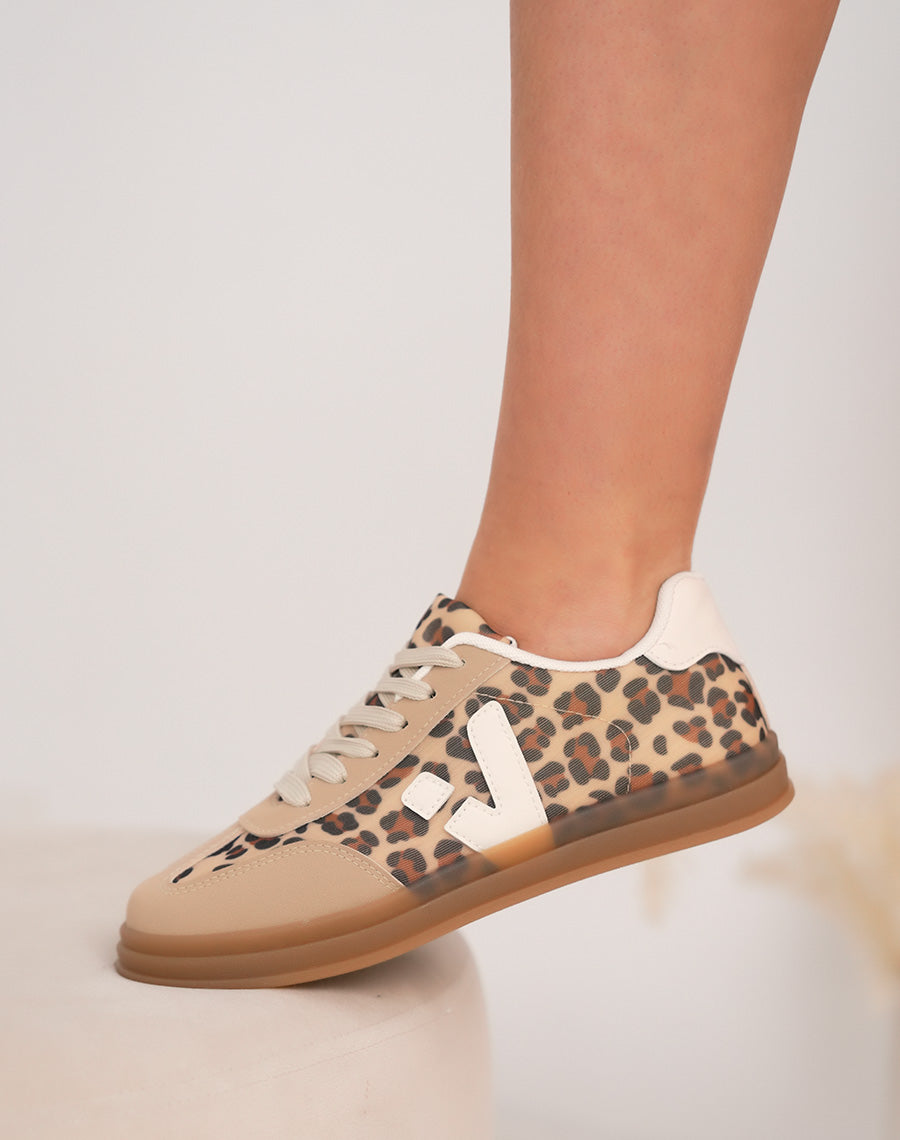 Basket femme léopard tendance avec détails beige et semelle marron