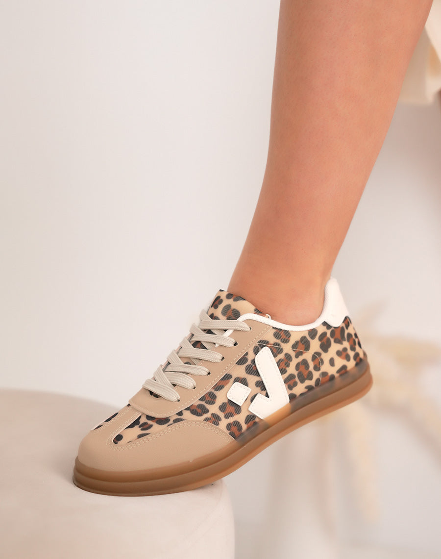 Basket femme léopard tendance avec détails beige et semelle marron