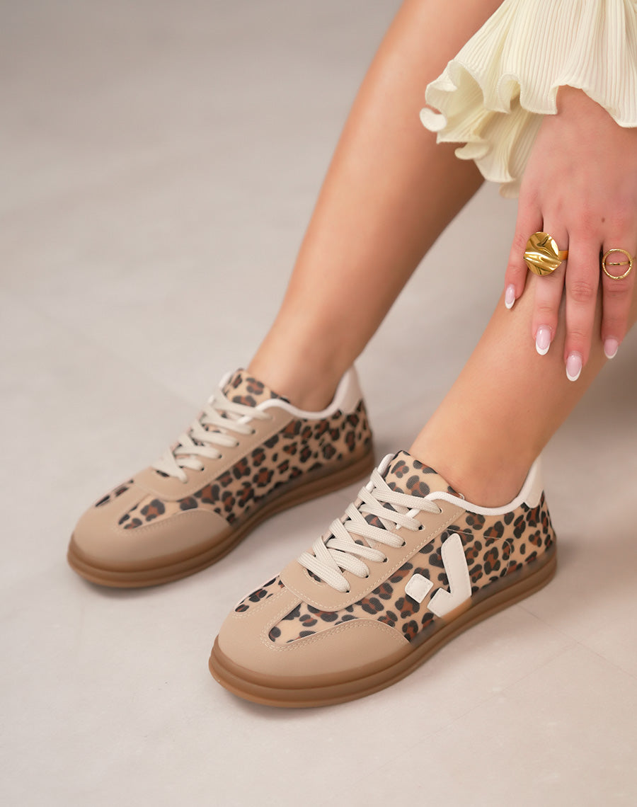 Basket femme léopard tendance avec détails beige et semelle marron