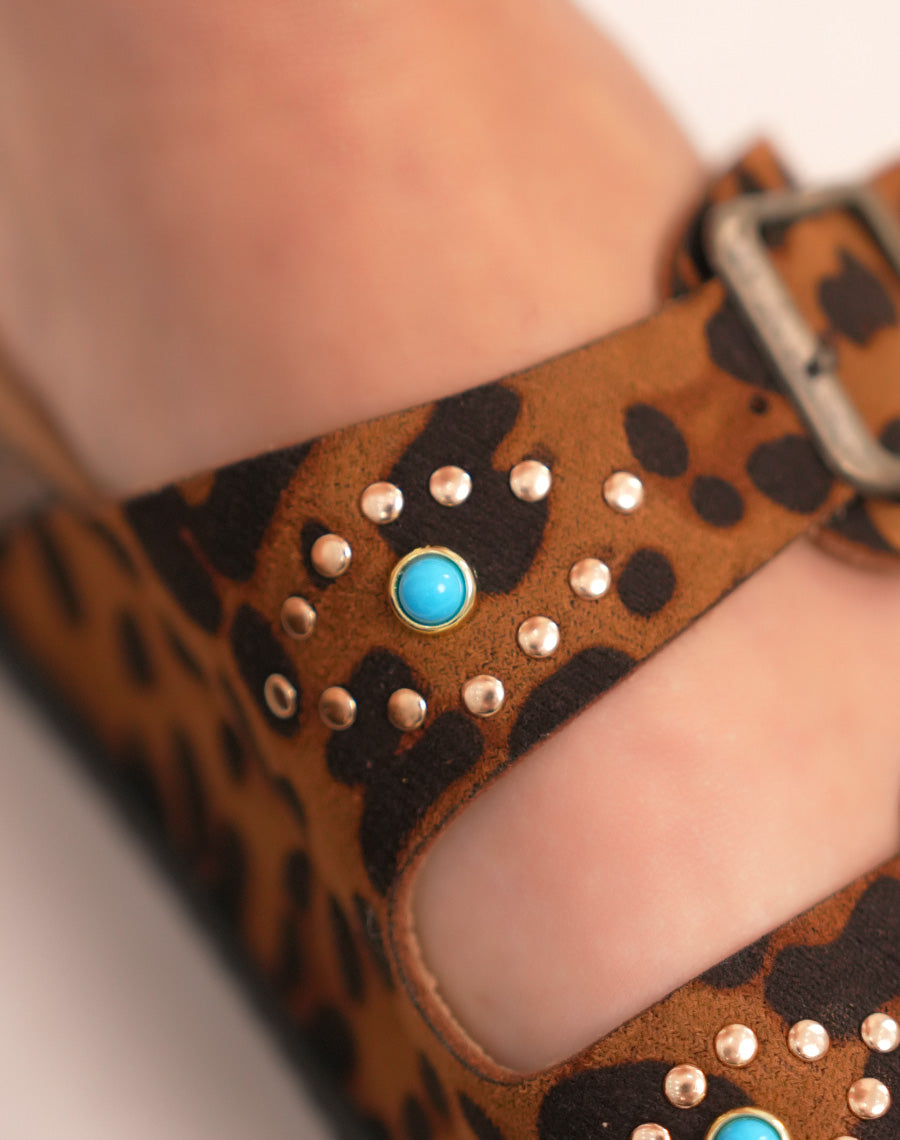 Mules femme léopard avec brides à bijoux œil doré et bleu