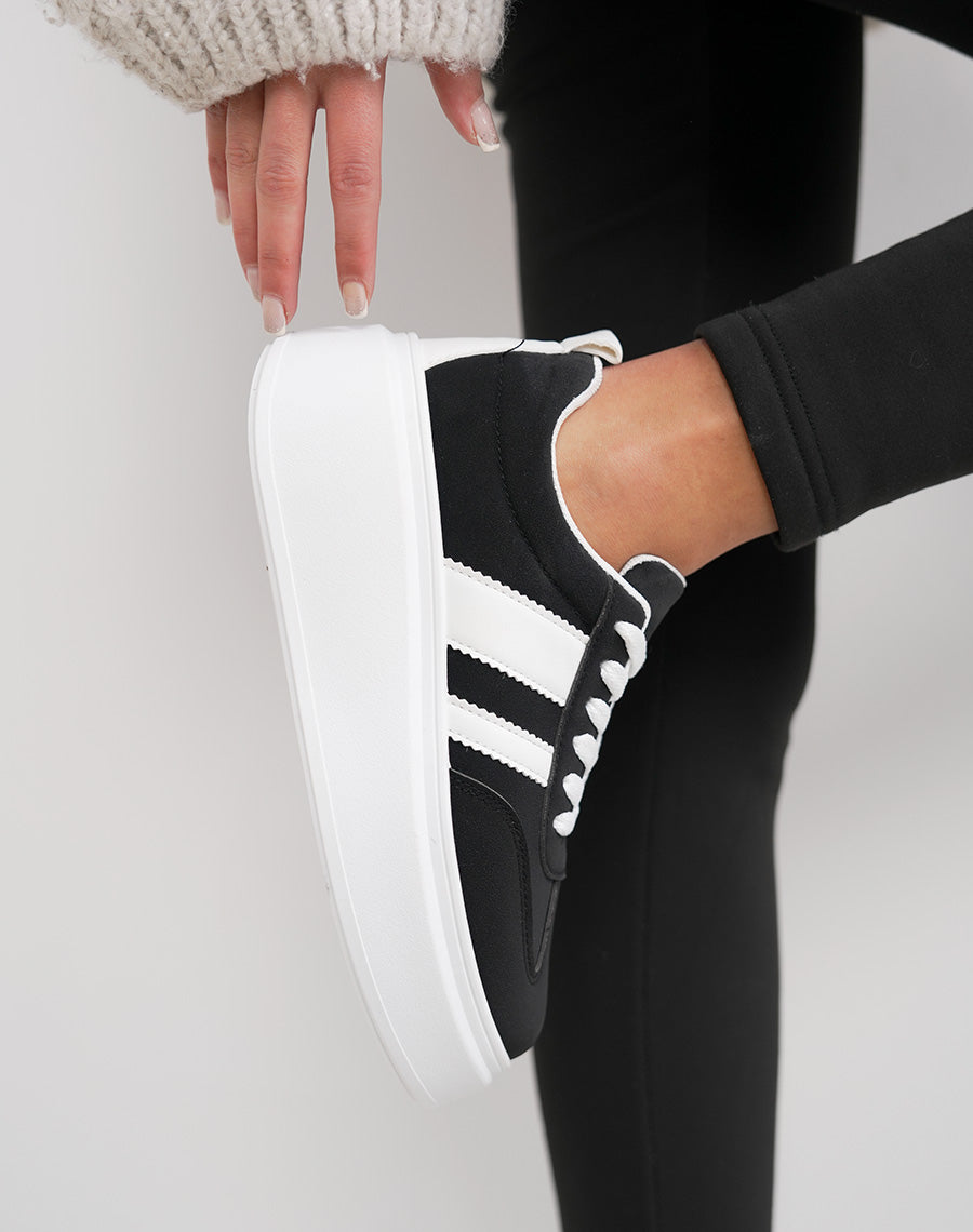 Basket femme noire tendance avec rayures épaisses et plateforme confortable