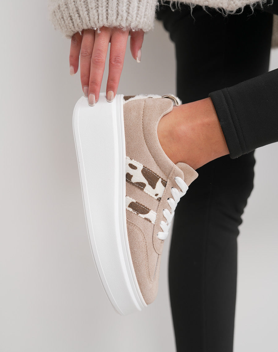 Basket femme taupe élégante avec rayures effet vachette et plateforme confortable