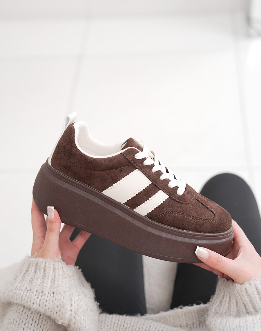 Basket femme marron tendance en suédine avec rayures écru et plateforme épaisse
