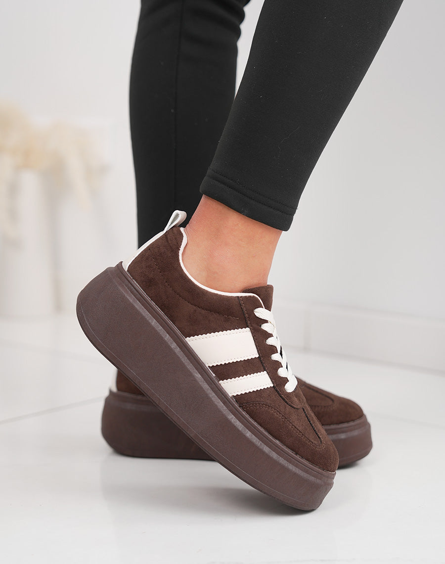 Basket femme marron tendance en suédine avec rayures écru et plateforme épaisse