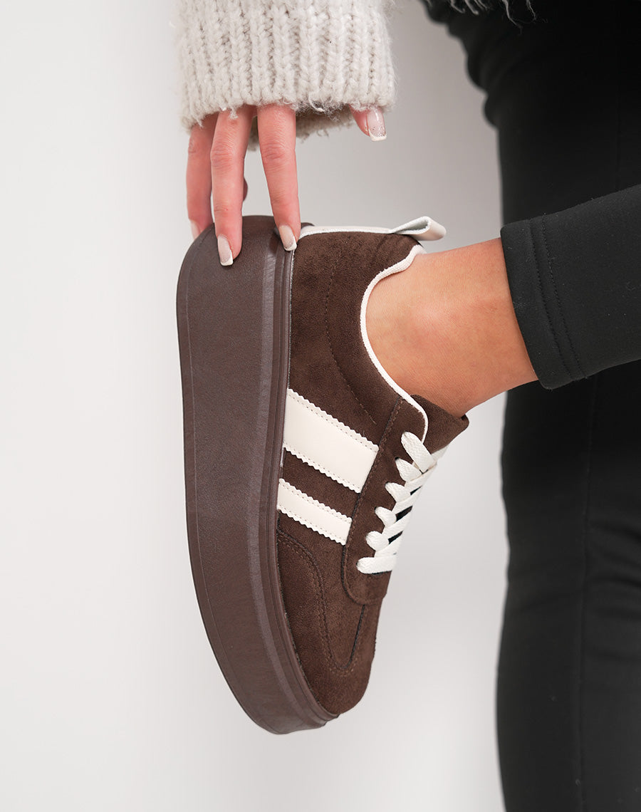 Basket femme marron tendance en suédine avec rayures écru et plateforme épaisse