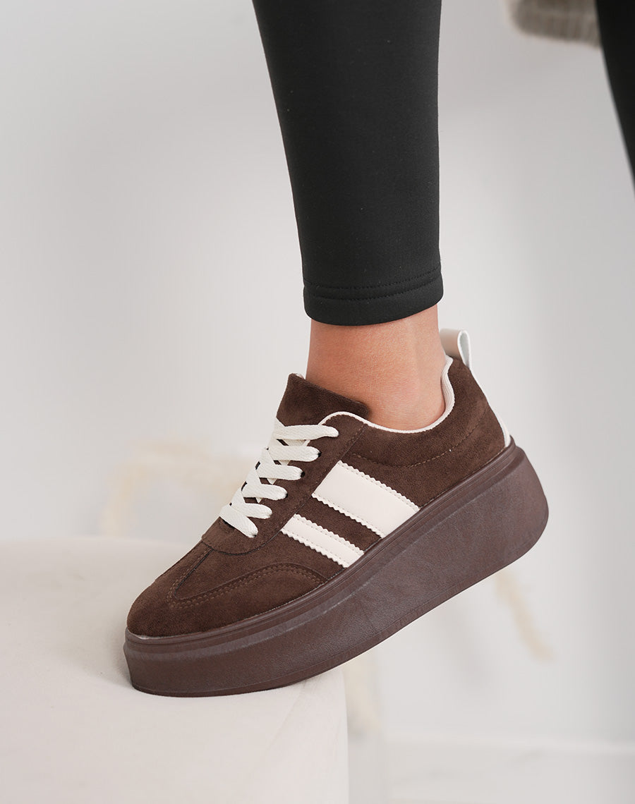 Basket femme marron tendance en suédine avec rayures écru et plateforme épaisse
