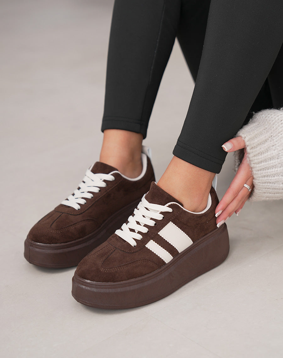 Basket femme marron tendance en suédine avec rayures écru et plateforme épaisse