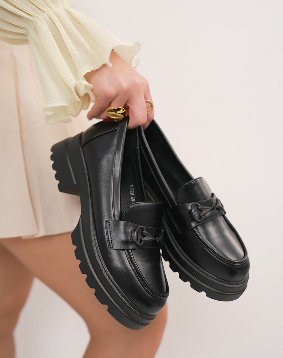 Mocassin femme noir à bijou ton sur ton avec détail cœur rouge et semelle crantée